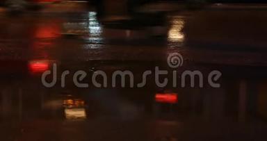 雨天夜街，汽车在柏油路上行驶